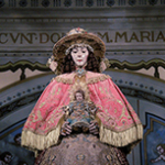 La Virgen del Rocío viste su traje de Pastora para su regreso a su Santuario